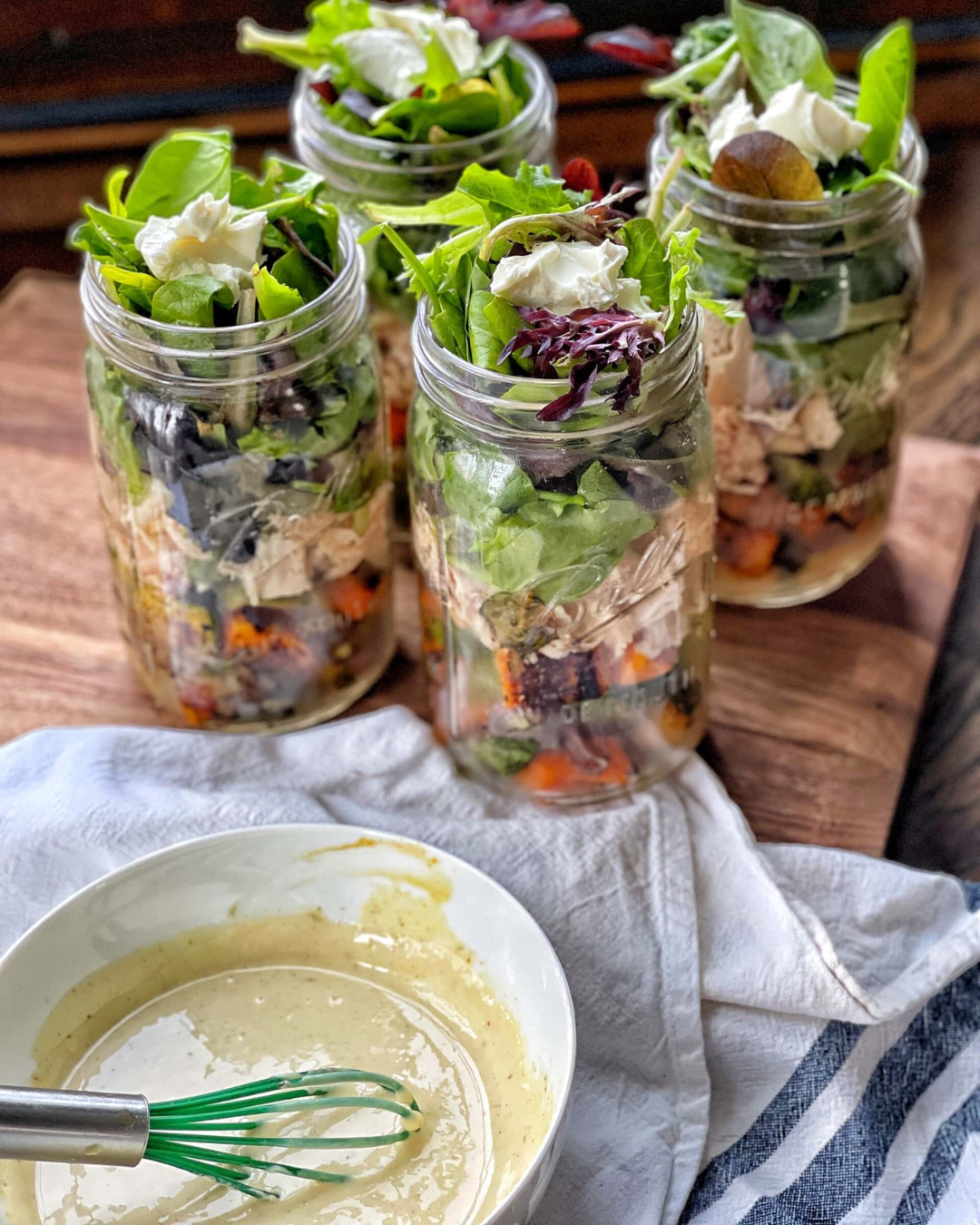 Frigorífico com saladas no frasco